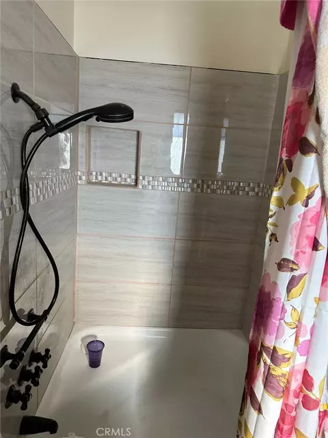 Bath - 19472 Kinai Rd, Apple Valley, CA 92307 photo 1 of 6