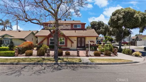 12428 207th St, Lakewood, CA 90715