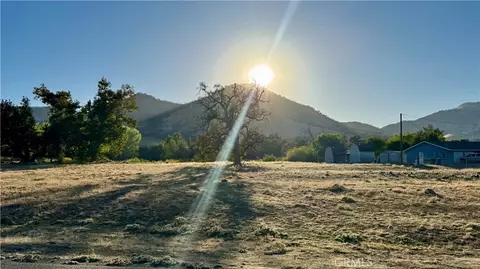 1 Live Oak Dr, Sanger, CA 93657