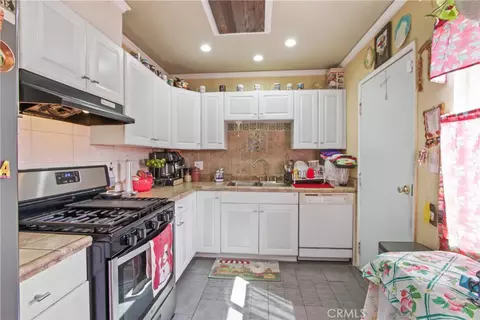 Kitchen - 618 E 225th, Carson, CA 90745 photo 2 of 2