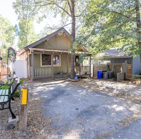 32905 Chipmunk Ln, Running Springs, CA 92382