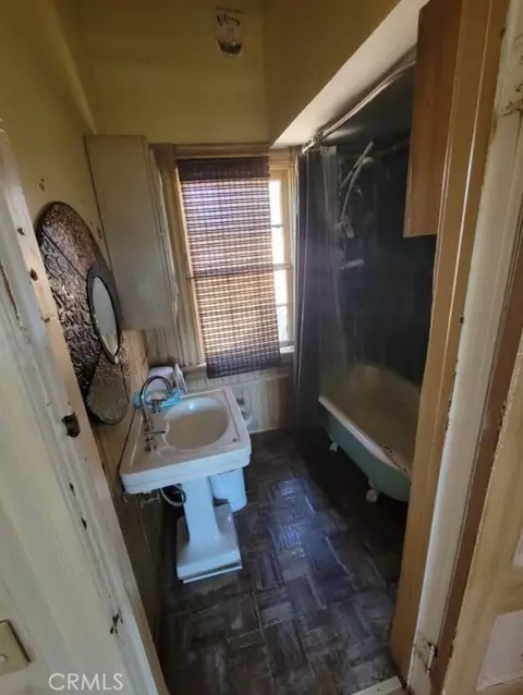 Bath - 209 Carlton, Pasadena, CA 91103 photo 2 of 2