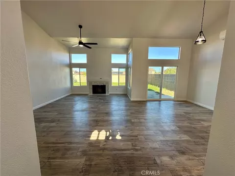Living - 716 Periwinkle, Perris, CA 92571 photo 3 of 5