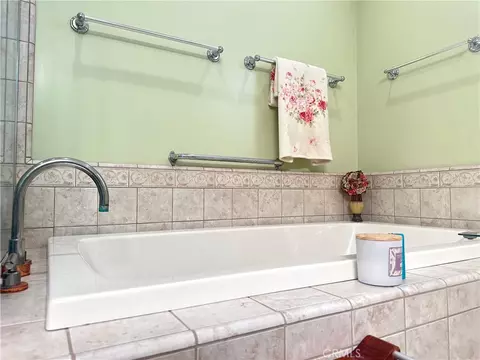 Bath - 1823 Hillside Dr, Glendale, CA 91208 photo 1 of 4