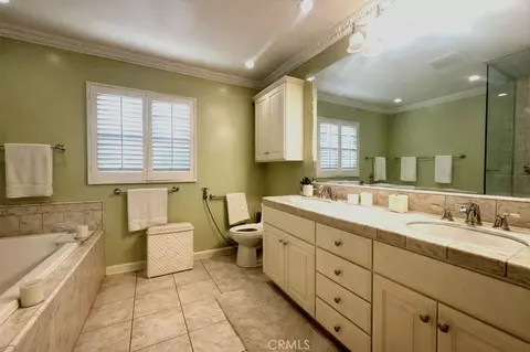 Bath - 1823 Hillside Dr, Glendale, CA 91208 photo 2 of 4