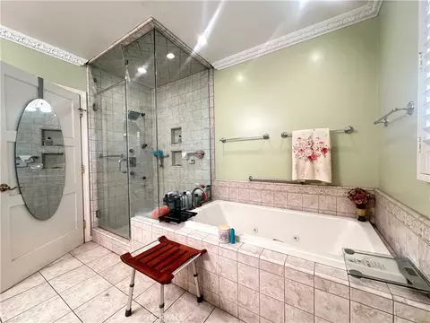 Bath - 1823 Hillside Dr, Glendale, CA 91208 photo 3 of 4