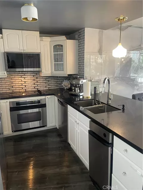 Kitchen - 700 E Ocean #1002, Long Beach, CA 90802 photo 5 of 6