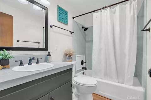Bath - 1044 Nesthorn Dr, Crestline, CA 92325 photo 2 of 6
