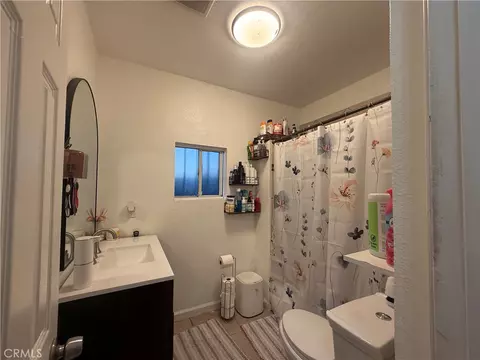 Bath - 512 S Willowbrook, Compton, CA 90220 photo 4 of 5
