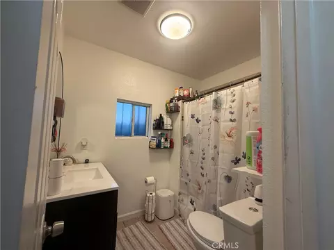 Bath - 512 S Willowbrook, Compton, CA 90220 photo 2 of 5