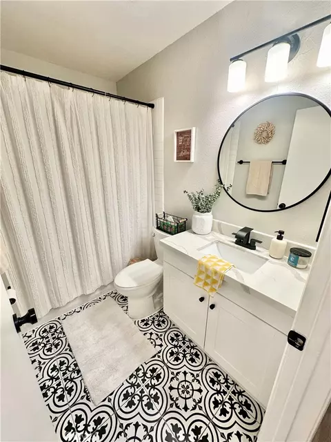Bath - 1045 E 3rd #4, Long Beach, CA 90802 photo 2 of 2