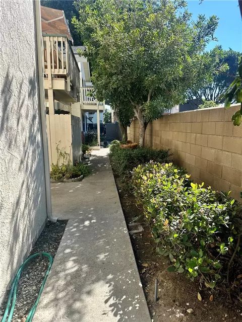 Exterior - 1045 E 3rd #4, Long Beach, CA 90802 photo 3 of 4