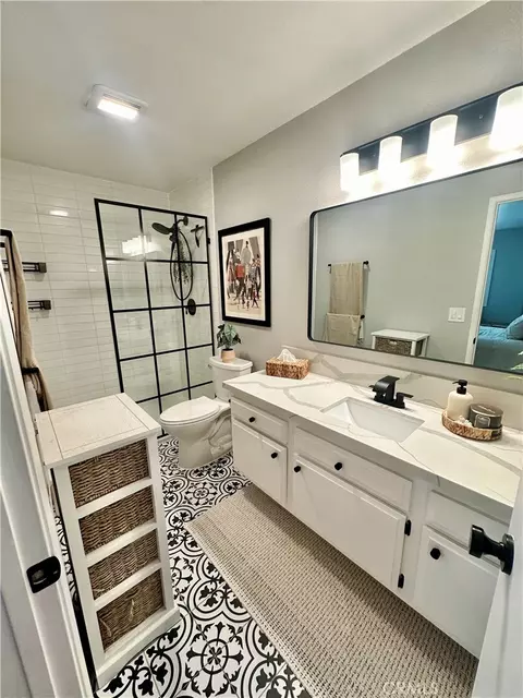 Bath - 1045 E 3rd #4, Long Beach, CA 90802 photo 1 of 2