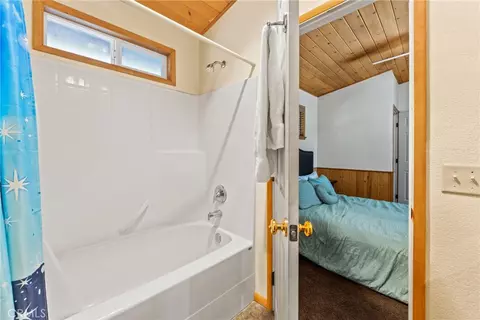 Bath - 904 Michael Ave, Big Bear City, CA 92314 photo 2 of 3