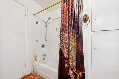 Bath - 13944 Brightwell Ave, Paramount, CA 90723 photo 3 of 6