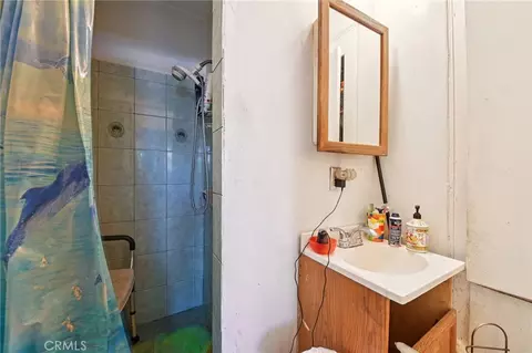 Bath - 13944 Brightwell Ave, Paramount, CA 90723 photo 2 of 6
