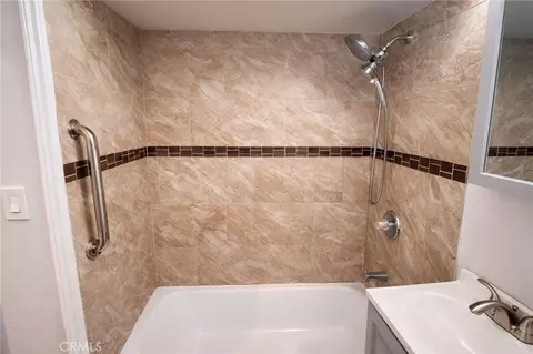 Bath - 1429 Berkeley Dr, Redlands, CA 92374 photo 2 of 4
