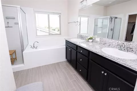 Bath - 2482 Valdes Dr, Merced, CA 95340 photo 3 of 4