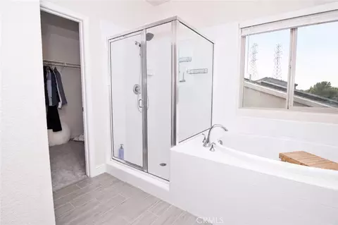Bath - 2482 Valdes Dr, Merced, CA 95340 photo 2 of 4