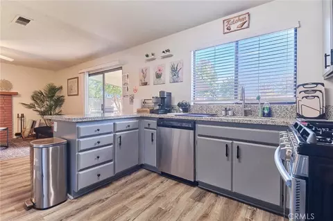 Kitchen - 345 Eisenhower Ct, Hemet, CA 92543 photo 2 of 6