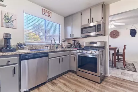 Kitchen - 345 Eisenhower Ct, Hemet, CA 92543 photo 5 of 6