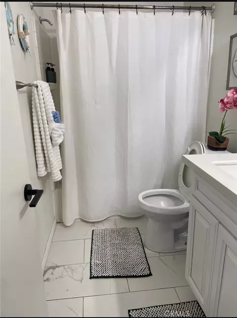 Bath - 345 Eisenhower Ct, Hemet, CA 92543 photo 3 of 3