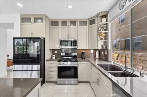 Kitchen - 517 Shadow Ln, Simi Valley, CA 93065 photo 2 of 5
