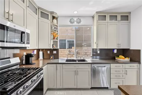 Kitchen - 517 Shadow Ln, Simi Valley, CA 93065 photo 3 of 5