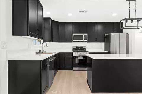 Kitchen - 22031 Sauk Rd, Apple Valley, CA 92308 photo 4 of 5
