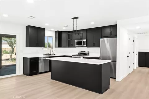 Kitchen - 22031 Sauk Rd, Apple Valley, CA 92308 photo 3 of 5