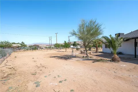 Exterior - 22031 Sauk Rd, Apple Valley, CA 92308 photo 5 of 9