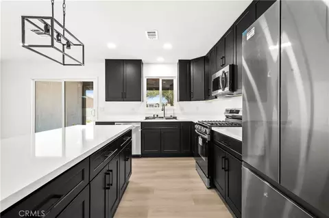 Kitchen - 22031 Sauk Rd, Apple Valley, CA 92308 photo 5 of 5