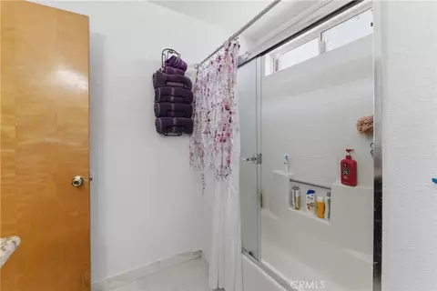 Bath - 9302 Jacaranda, Hesperia, CA 92345 photo 4 of 5
