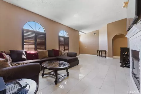 Living - 9302 Jacaranda, Hesperia, CA 92345 photo 2 of 4