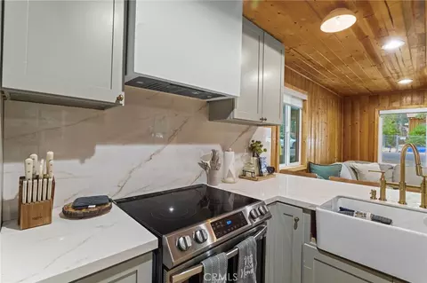 Kitchen - 547 Holmes, Sugarloaf, CA 92386 photo 1 of 3