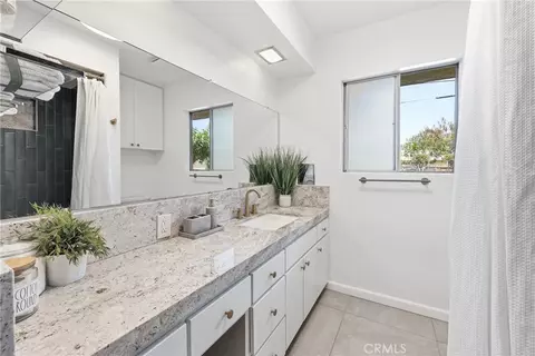 Bath - 933 N N Pne, Rialto, CA 92376 photo 2 of 5