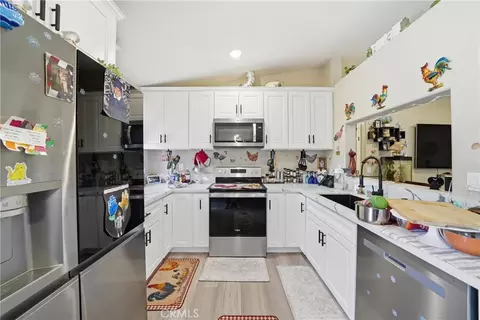 Kitchen - 23560 Tussing Rnch, Apple Valley, CA 92308 photo 2 of 2