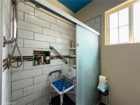 Bath - 1512 W 153rd, Compton, CA 90220 photo 3 of 5