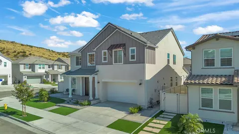 Exterior - 18100 Tableau, Saugus, CA 91350 photo 3 of 11