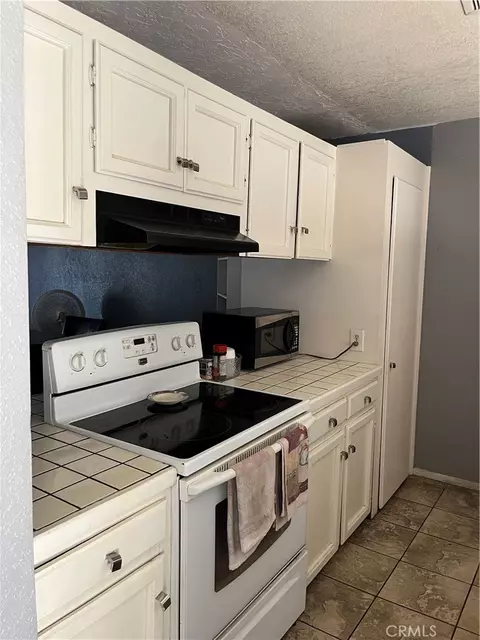 Kitchen - 15860 Kasota, Apple Valley, CA 92307 photo 4 of 4