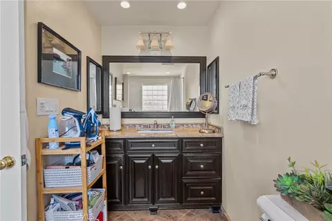 Bath - 2691 Grayson Ct, Simi Valley, CA 93065 photo 4 of 5
