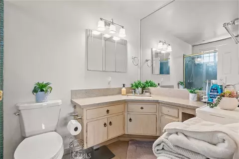 Bath - 2691 Grayson Ct, Simi Valley, CA 93065 photo 2 of 5