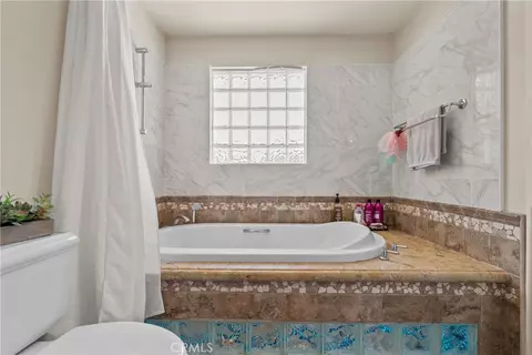 Bath - 2691 Grayson Ct, Simi Valley, CA 93065 photo 5 of 5