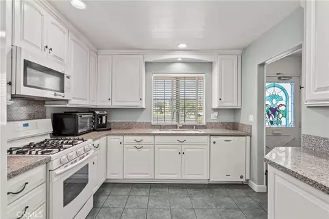 Kitchen - 2691 Grayson Ct, Simi Valley, CA 93065 photo 2 of 5