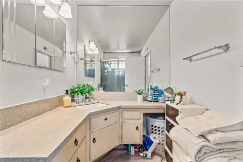 Bath - 2691 Grayson Ct, Simi Valley, CA 93065 photo 3 of 5