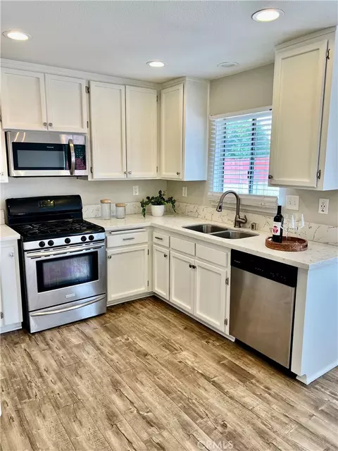 14977 Mauna Loa St, Hesperia, CA 92345 photo 9