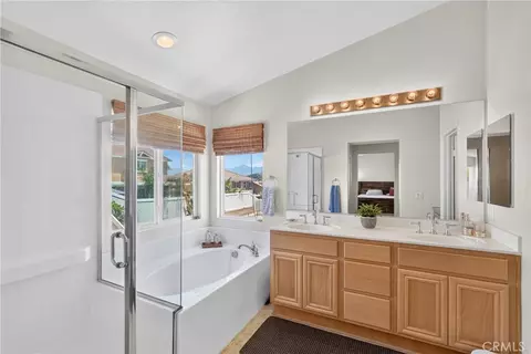Bath - 289 Kieswetter, Colton, CA 92324 photo 1 of 3