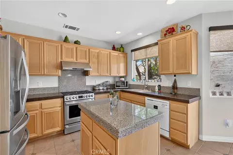 Kitchen - 289 Kieswetter, Colton, CA 92324 photo 3 of 4