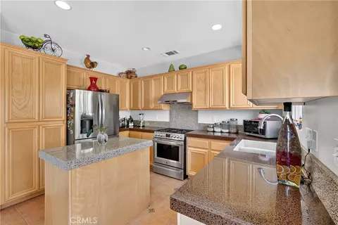 Kitchen - 289 Kieswetter, Colton, CA 92324 photo 2 of 4