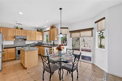 Kitchen - 289 Kieswetter, Colton, CA 92324 photo 4 of 4